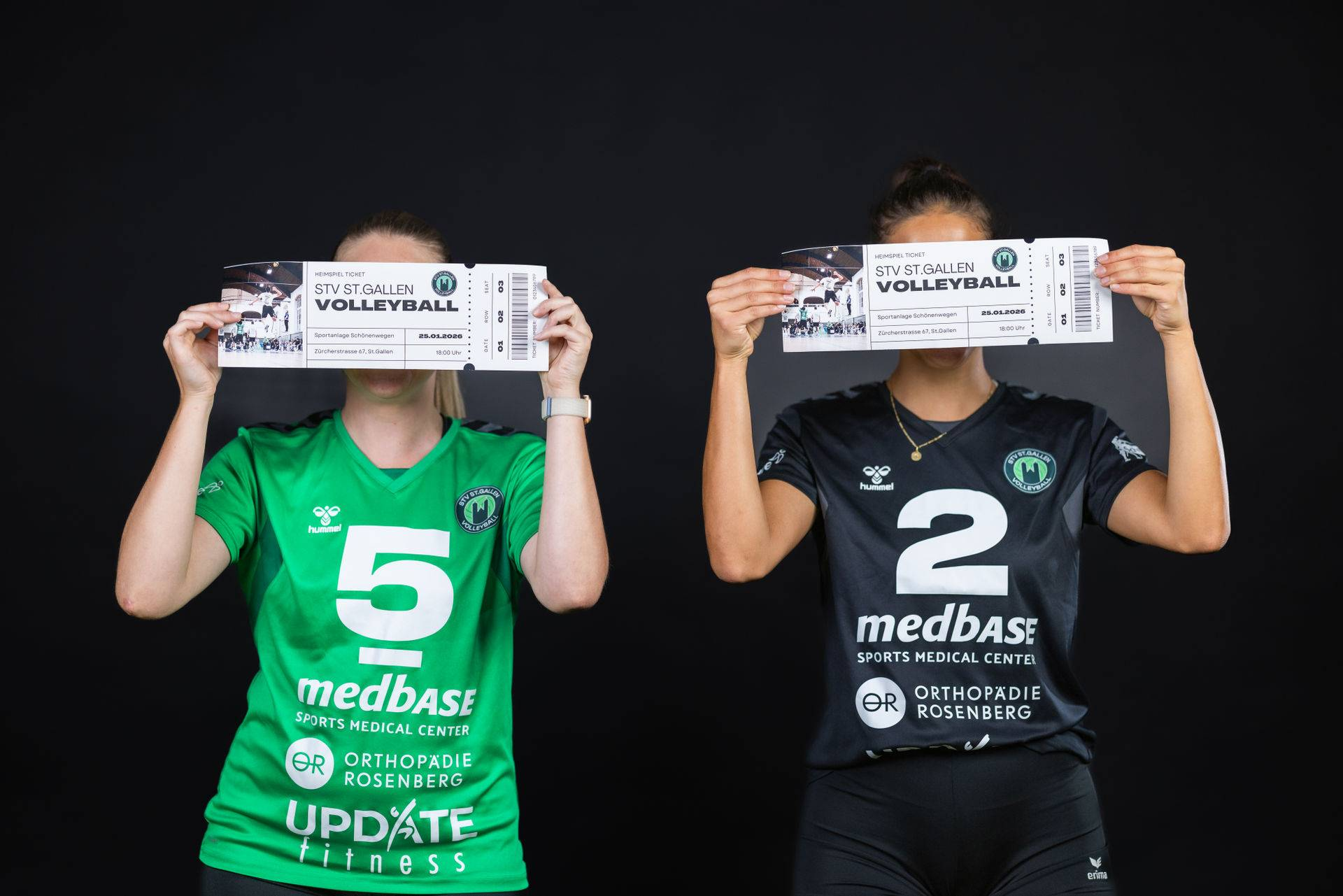Zwei Spielerinnen halten Heimspiel-Tickets des STV St.Gallen Volleyball hoch