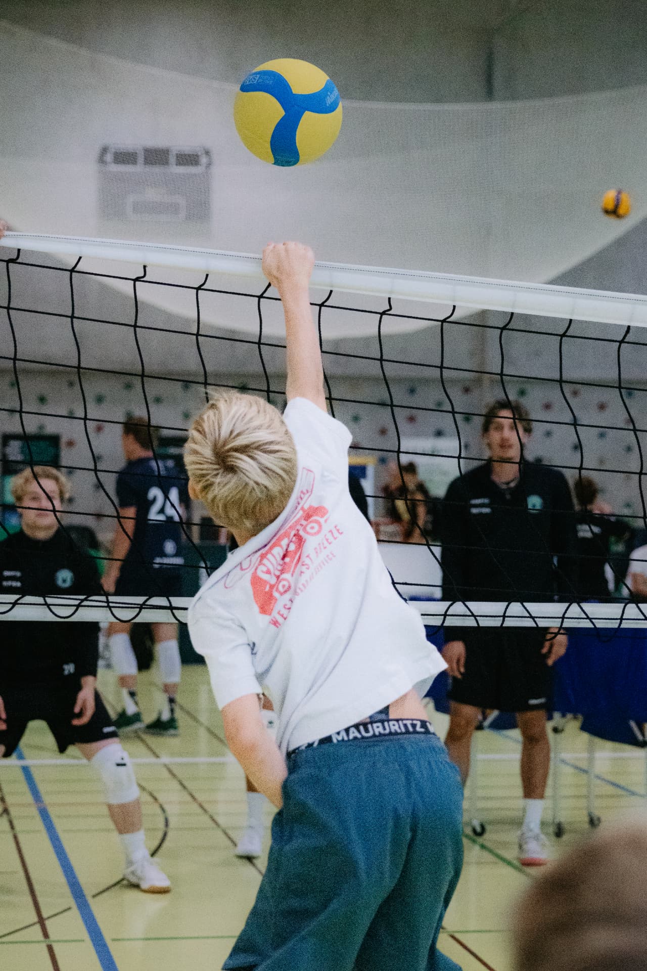Nachwuchsspieler mit Volleyball im Schnuppertraining des STV St.Gallen Volleyball