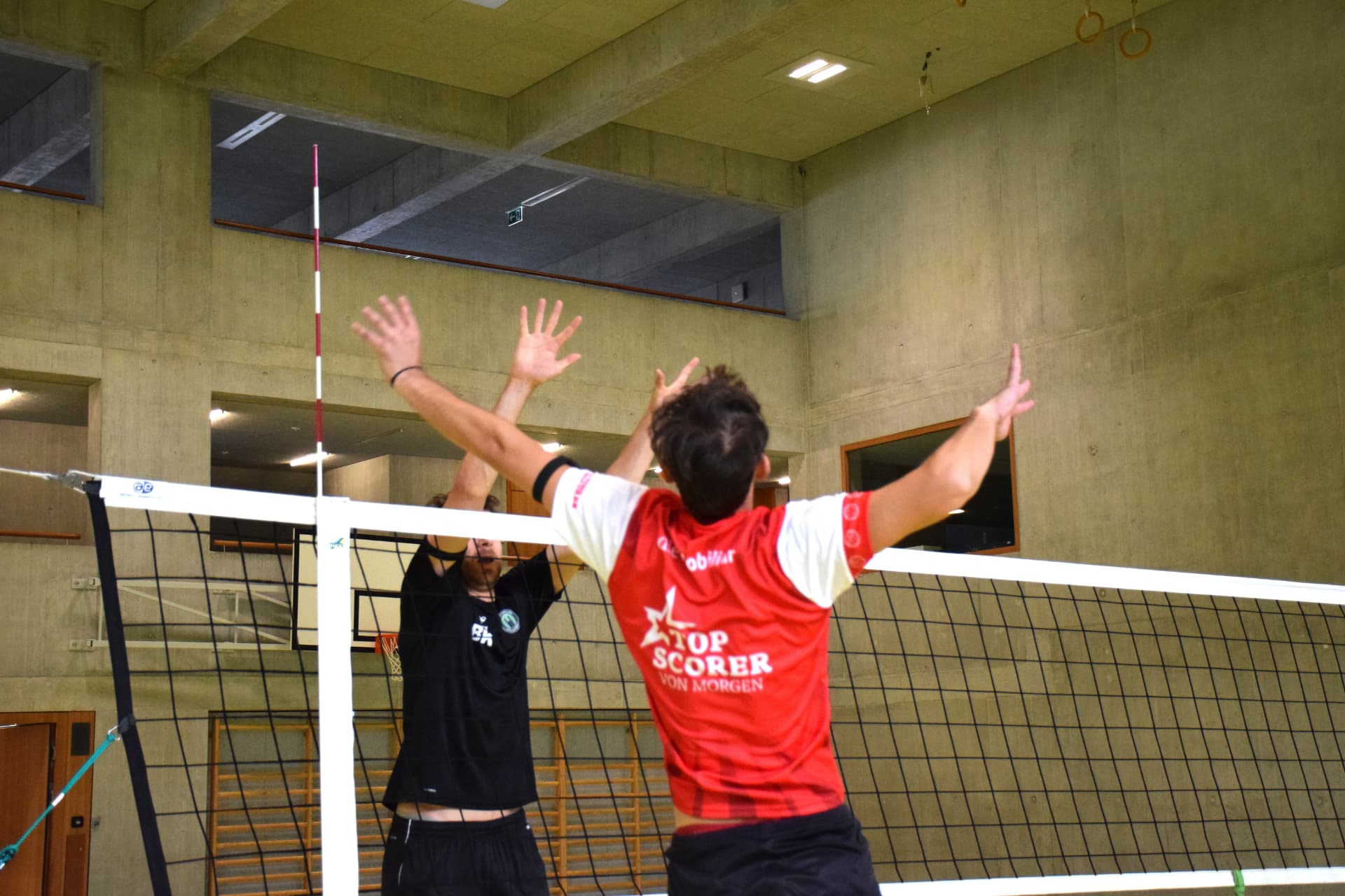 Block-Duell am Netz im VolleyLab-Training