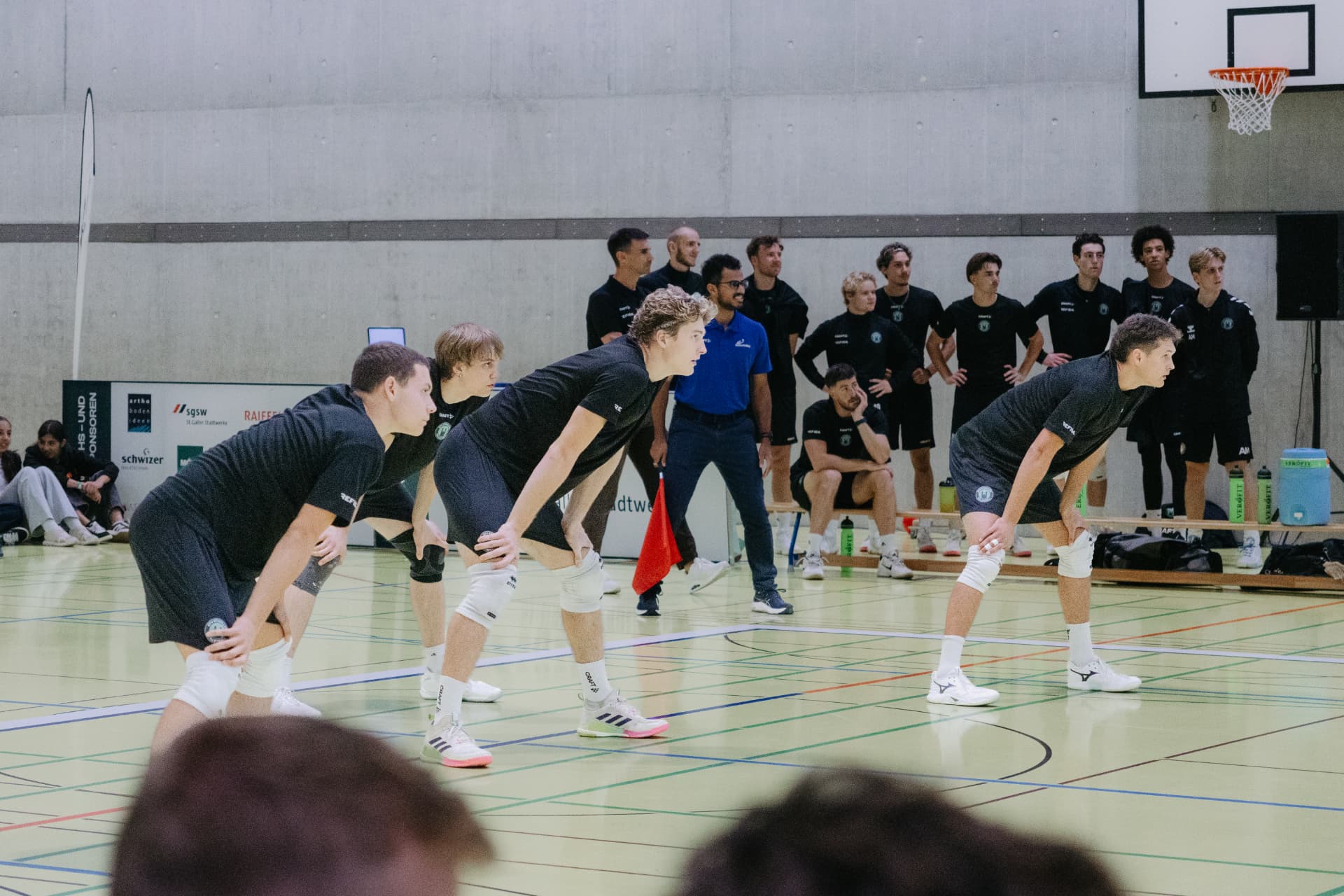 Spieler des STV St.Gallen Volleyball in Bereitschaft auf dem Spielfeld