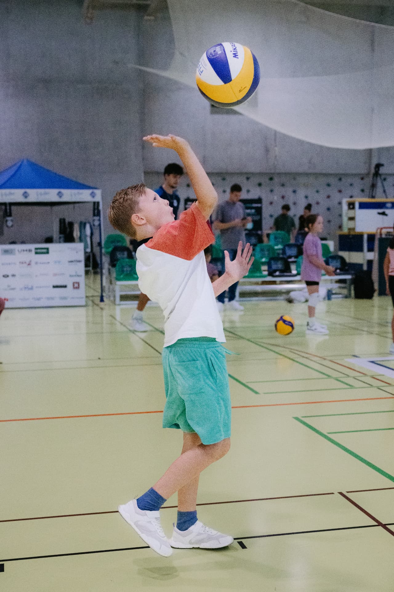 Nachwuchsspieler beim Angriff am Netz im Schnuppertraining