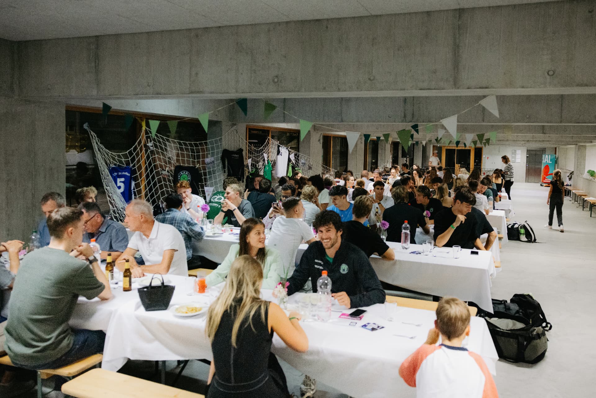 Vereinsanlass des STV St.Gallen Volleyball mit Gästen an langen Tischen